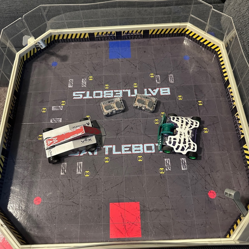 BattleBots Arena Game Set w/ 2 robots and remotes